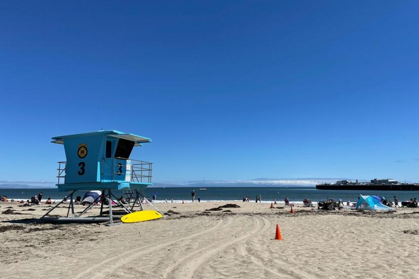 Beach at Santa Cruz with lifeguard shack