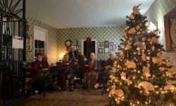 String band and Christmas tree in Toscano Hotel Sonoma