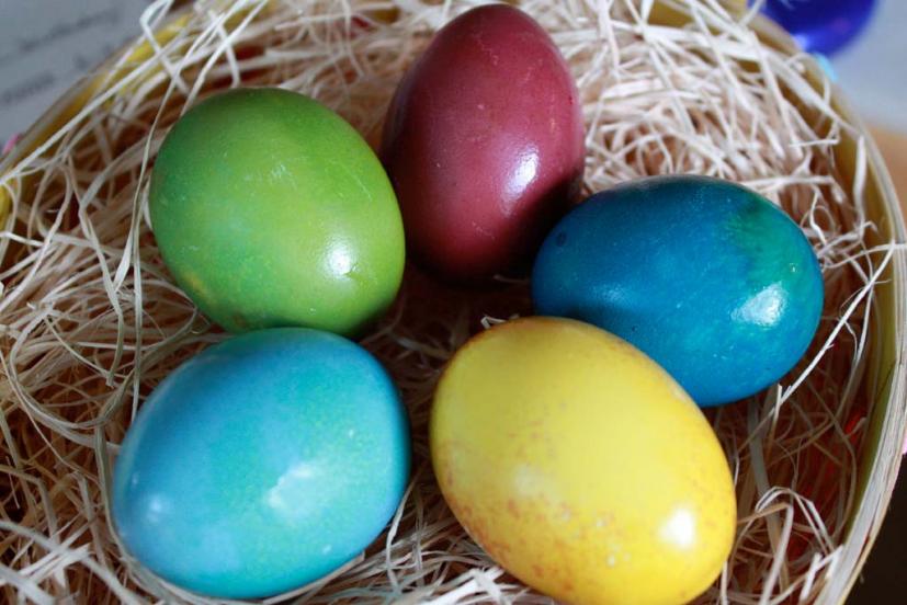 Easter eggs with natural dyes