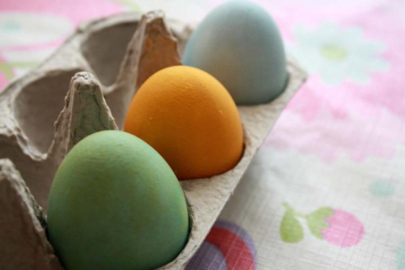 Easter eggs with natural dyes