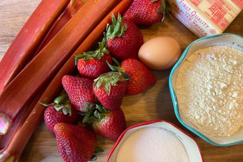 Stawberry Rhubarb Crumble Bars