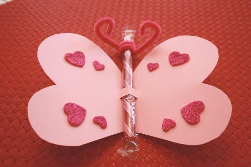 Easy DIY Valentine Red Glitter Heart Sign Made with Popsicle Sticks!