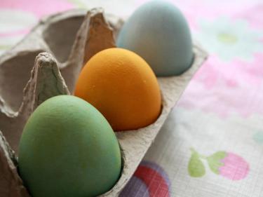 Easter eggs with natural dyes