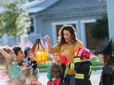 kids Halloween trick or treating