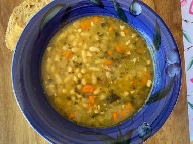 Instant pot white bean and kale soup